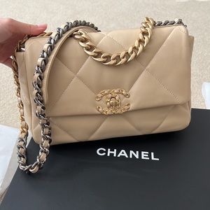 Chanel 19 Flap Bag in Beige NWT perfect condition